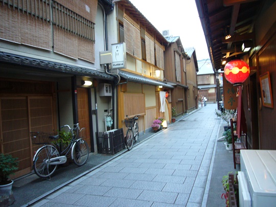 gion-alley[1] 9 Điều không thể bỏ qua khi du lịch Kyoto 9 Điều không thể bỏ qua khi du lịch Kyoto gion alley1